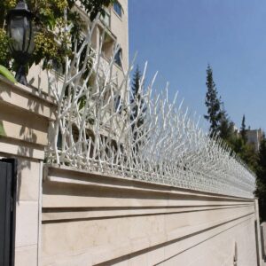 حفاظ روی دیوار فلزی با طراحی شاخ گوزنی در فضای باز