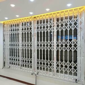 حفاظ پنجره متحرک آهنی با رنگ مشکی هماهنگ با نما