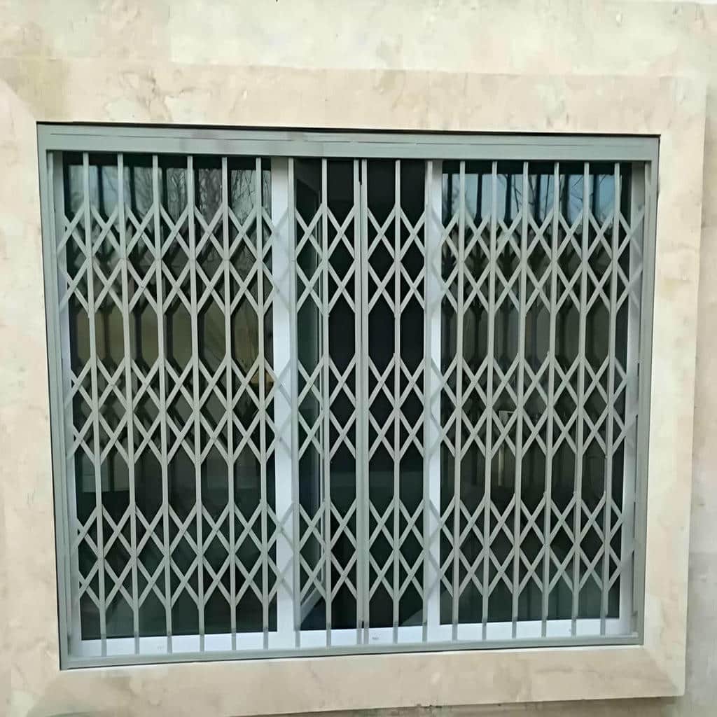 حفاظ پنجره متحرک نصب شده روی نمای ساختمان