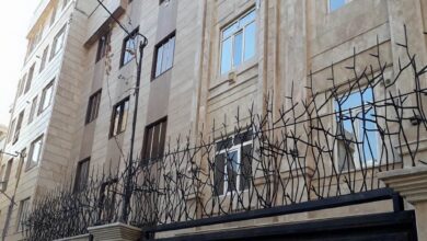 حفاظ بوته ای فلزی با پوشش رنگی مقاوم روی دیوار