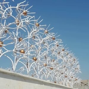 حفاظ گل آفتابگردان فلزی با طراحی گل شکل روی دیوار